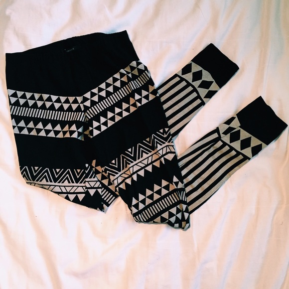 🔳🔲 geometric cream and black leggings