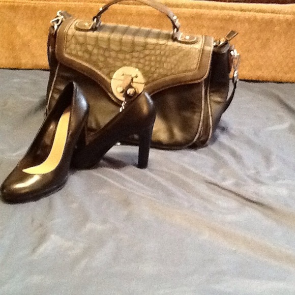 Black round toe pumps