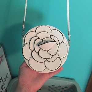 Circle flower crossover purse