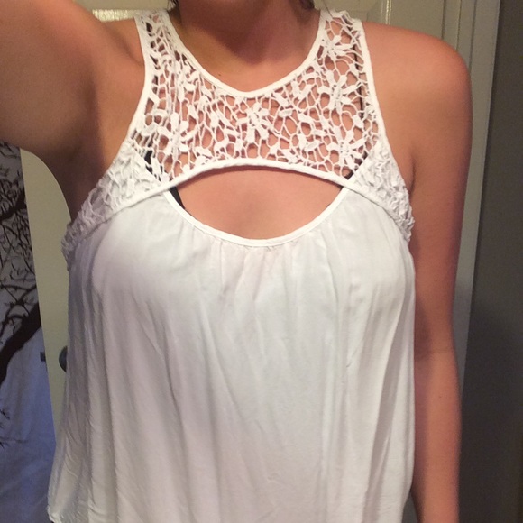 White crotchet lace top. - Picture 3 of 4