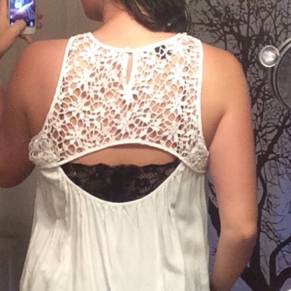 White crotchet lace top. - Picture 4 of 4