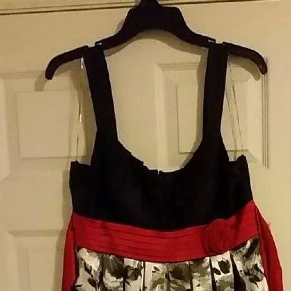 Red, white and black dress - Picture 1 of 2
