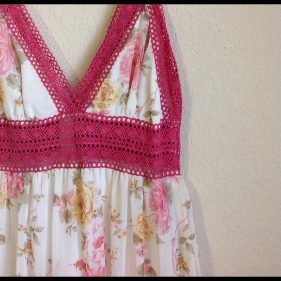 💖SOLD💖Fashion Spy Floral & Lace Dress - Picture 2 of 4