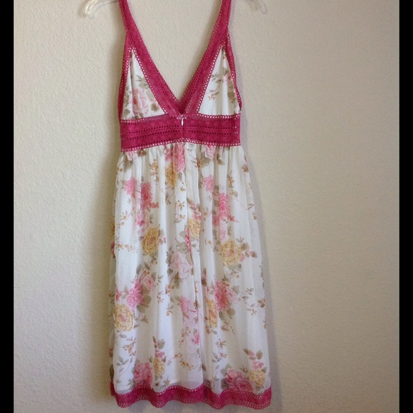 💖SOLD💖Fashion Spy Floral & Lace Dress - Picture 4 of 4