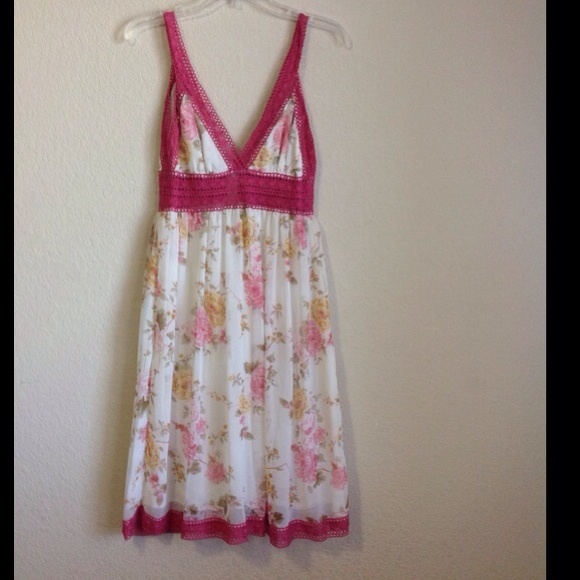 💖SOLD💖Fashion Spy Floral & Lace Dress - Picture 3 of 4