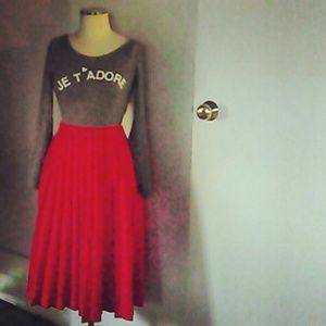Red High-Waisted Pleated Skirt??
