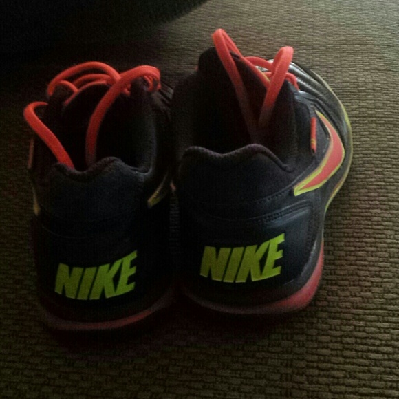 Nikes - Picture 3 of 4
