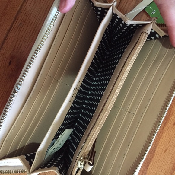 ❌SOLD❌Kate Spade Cream White Quilted Wallet - Picture 2 of 2