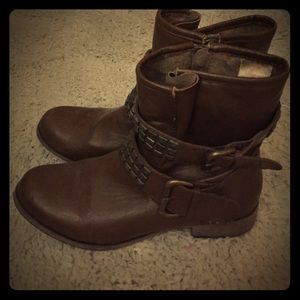 Brown ankle boots.
