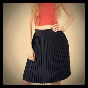 NWT American Apparel black, pleated skirt ✔️