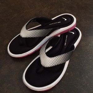 NWOT Nike flip flops