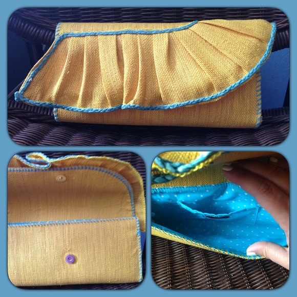 ✨9/13 InstaChic HP✨ Mud Pie Daffodil Ruffle Clutch - Picture 2 of 4