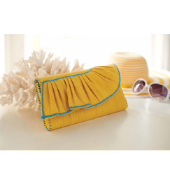 ✨9/13 InstaChic HP✨ Mud Pie Daffodil Ruffle Clutch - Picture 4 of 4