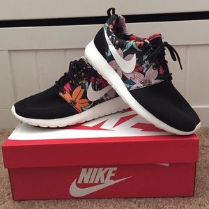 NWT NIKE ROSHE TRAINING SHOES