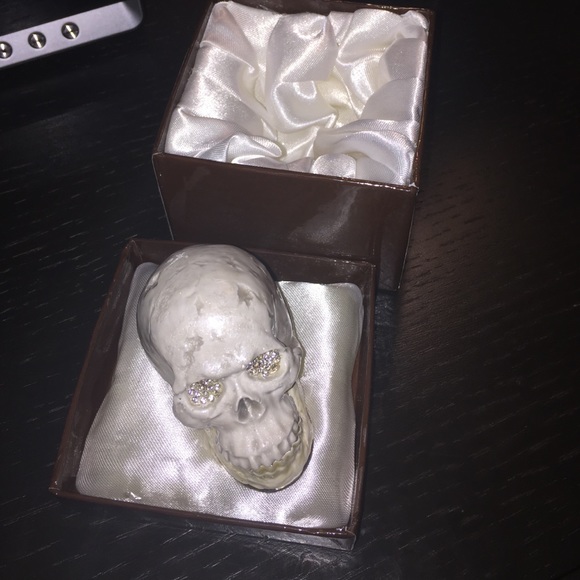 Skull jewelry/pill box