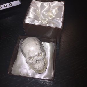 Skull jewelry/pill box