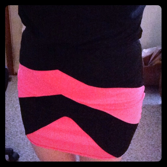 High-waisted, Black and Pink skirt