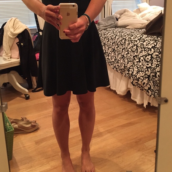 Classic black dress with heart cutout on back - Picture 4 of 4