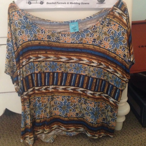 Loose (possible crop top) print h.i.p. shirt!