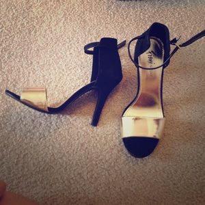 🎀 Gold and Black Heels 🎀