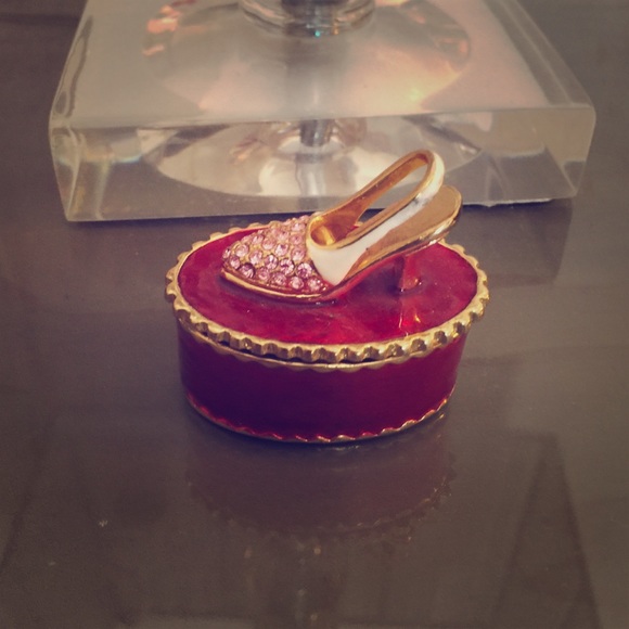 Fancy 👠 Magnetic Pillbox (free with bundle)