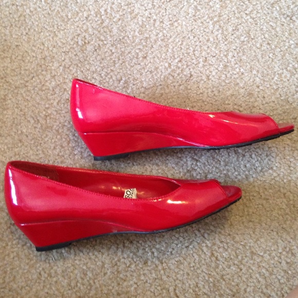 🎀 Red Target Shoes 🎀 - Picture 2 of 3