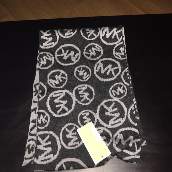 Michael Kors Scarf (matching hat listed) - Picture 1 of 2