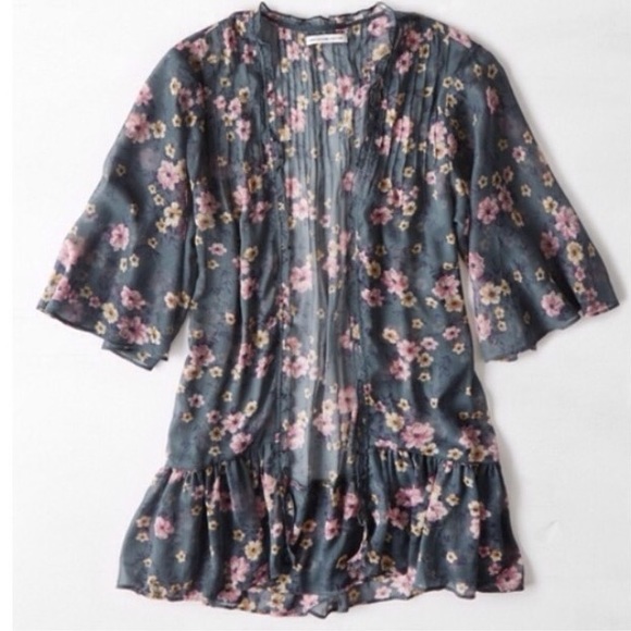 American Eagle Outfitters Tops - AE Floral Kimono • size XS
