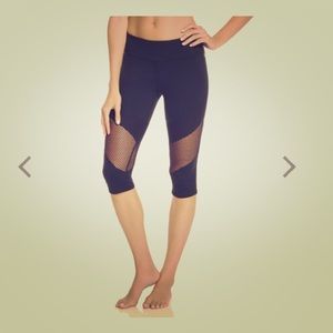 NWOT Fabletics Rhodes Crop legging size m
