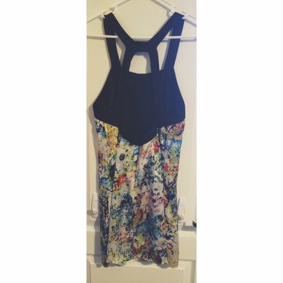 casual dress w/ cool back and fun, flowery print - Picture 2 of 3