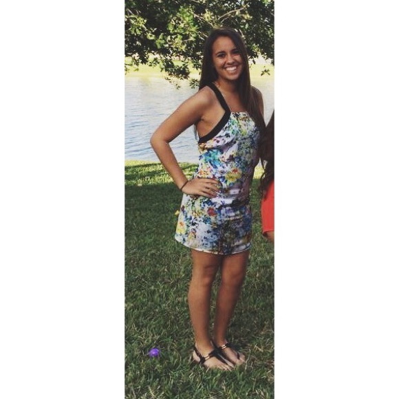 casual dress w/ cool back and fun, flowery print - Picture 3 of 3