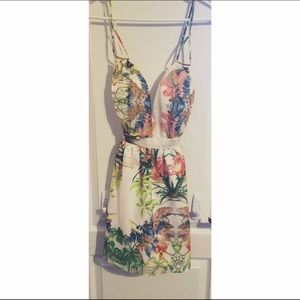 tropical flowery boutique dress w/ a deep neckline