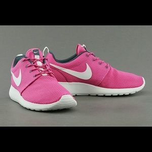 BRAND NEW Rare Pink Roshe Runs