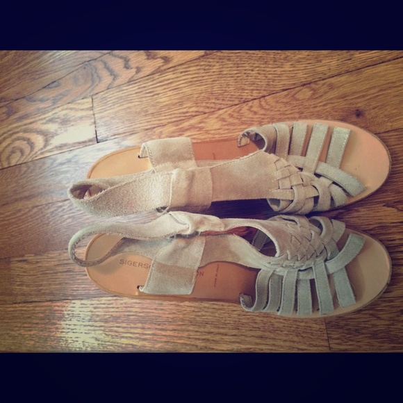Sigerson Morrison wedges perfect for summer!
