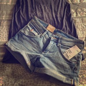 🎉🎉🎉BNWT low waist denim shorts 🎉🎉🎉