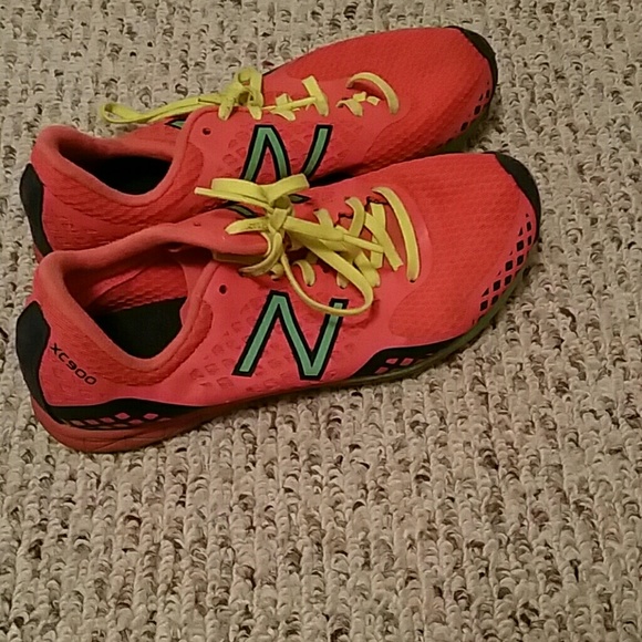 Long distance running spikes