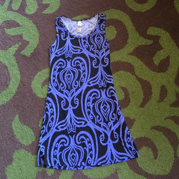 Short dress-size L but stretchy so likely fits all