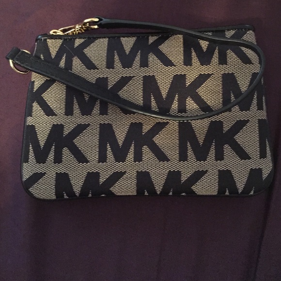 Michael kors wristlet