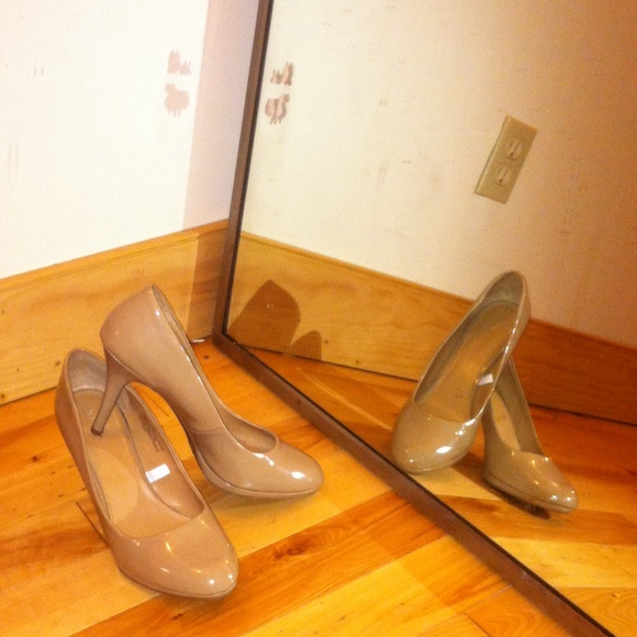 Pumps size 9 1/2. Heel 3"