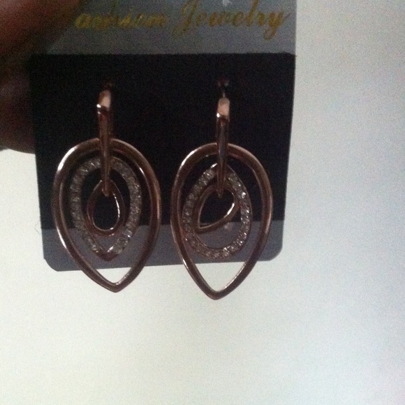 Jewelry - Beautiful gold tone earrings