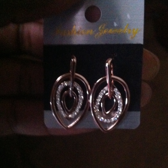 Beautiful gold tone earrings - Picture 2 of 2