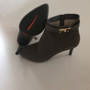 rockport grey suede heel