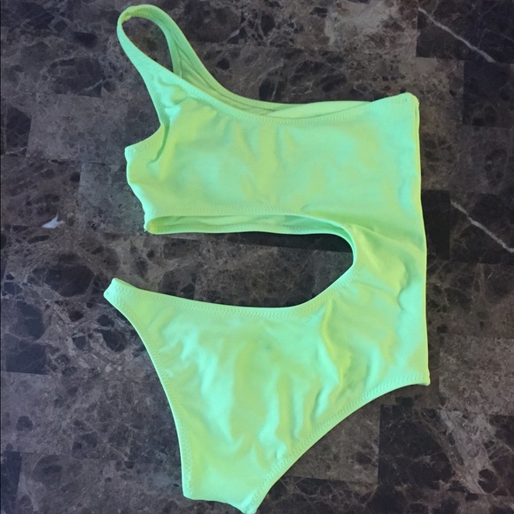 Bathing suit - Picture 2 of 3
