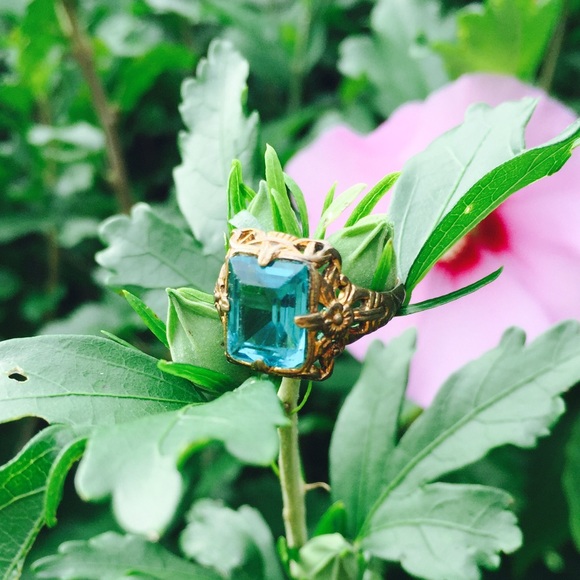 Vintage Estate Ring Aqua colored gemstone Size 8