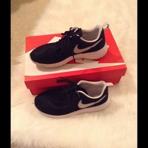 Black nike roshe runs
