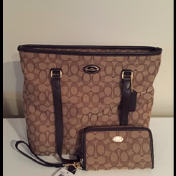 Nwt authentic coach set- tote and wallet