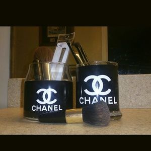 Makeup brushes holder