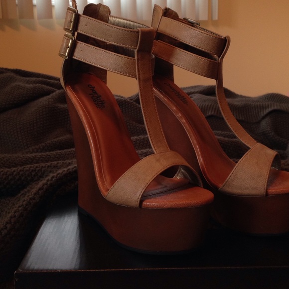Tan/ Strap Wedges!