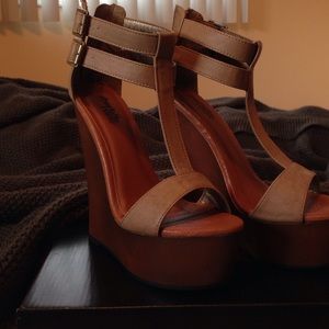 Tan/ Strap Wedges!