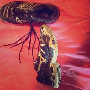 Black Mizuno Volleyball shoes
